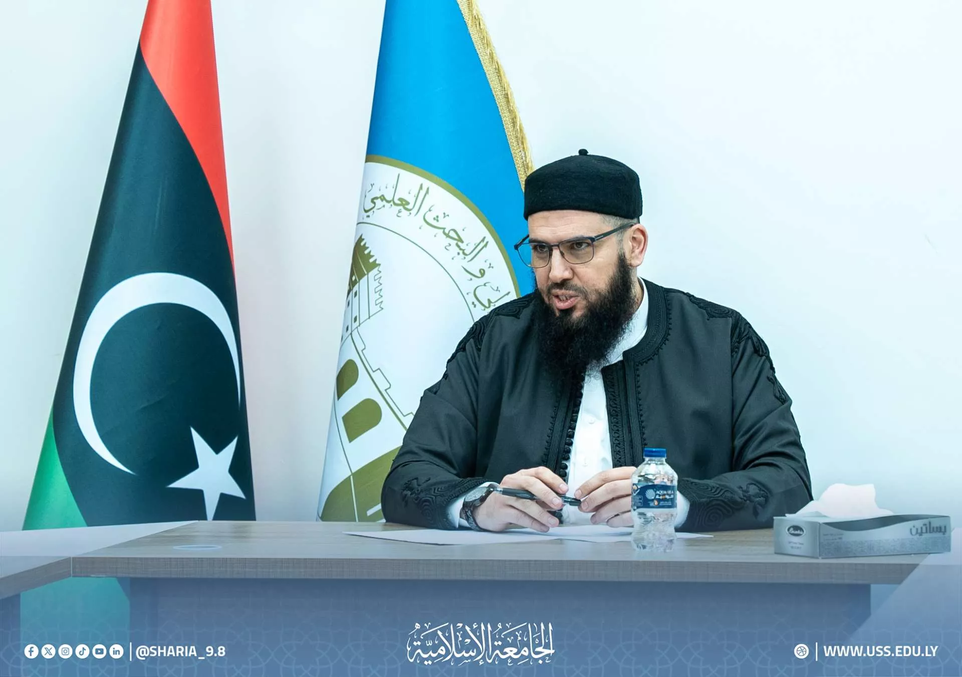 اجتماع عميد كلية أصول الدين مع رؤساء الأقسام والإداريين